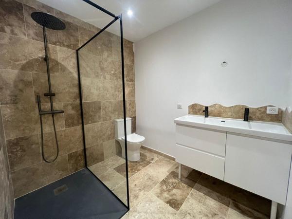 L'Isle-sur-la-Sorgue ? maison rénovée 112 m², 3 chambres, 2 cours privatives, 2 parkings et DPE B L isle sur la sorgue