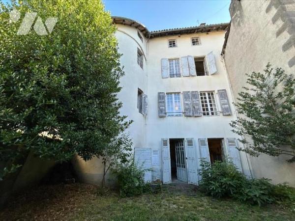 AURILLAC, centre historique, maison d'habitation comprenant RDC entrée avec ascenseur, deux piè...