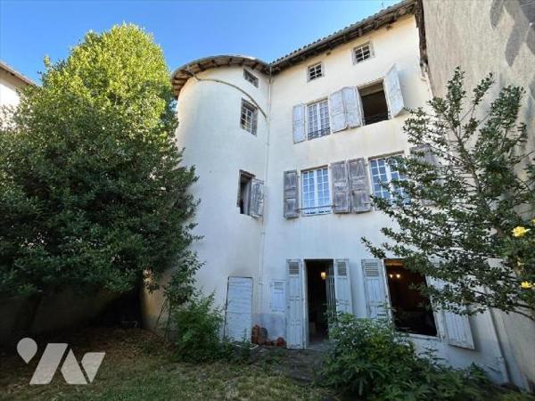 AURILLAC, centre historique, maison d'habitation comprenant RDC entrée avec ascenseur, deux piè...