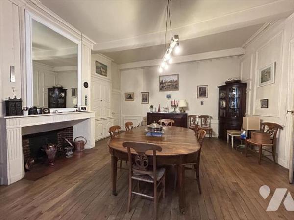 AURILLAC, centre historique, maison d'habitation comprenant RDC entrée avec ascenseur, deux piè...