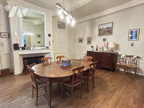 AURILLAC, centre historique, maison d'habitation comprenant RDC entrée avec ascenseur, deux piè...