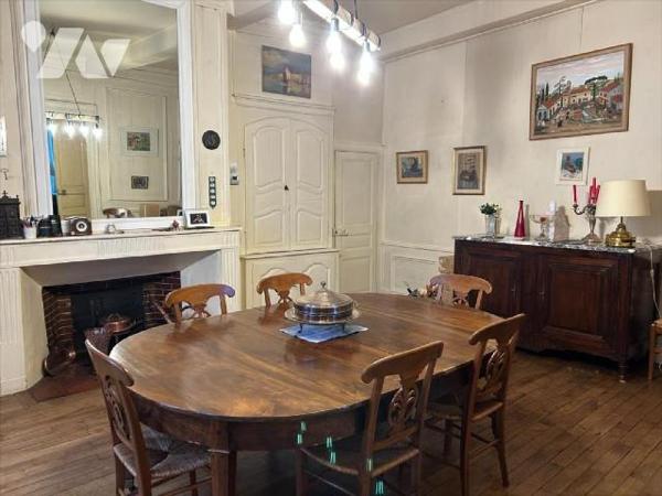 AURILLAC, centre historique, maison d'habitation comprenant RDC entrée avec ascenseur, deux piè...