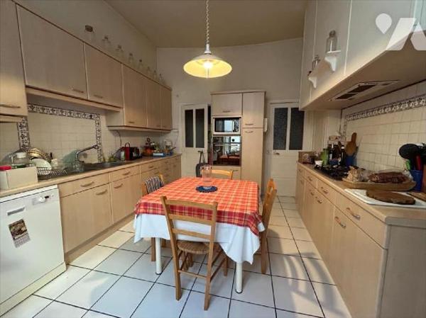 AURILLAC, centre historique, maison d'habitation comprenant RDC entrée avec ascenseur, deux piè...