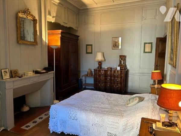 AURILLAC, centre historique, maison d'habitation comprenant RDC entrée avec ascenseur, deux piè...