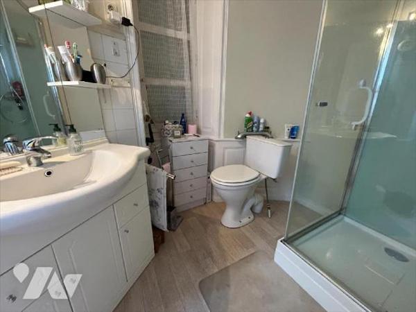 AURILLAC, centre historique, maison d'habitation comprenant RDC entrée avec ascenseur, deux piè...