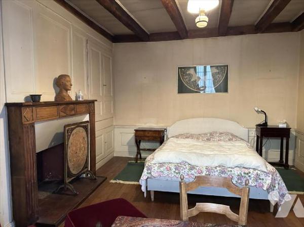 AURILLAC, centre historique, maison d'habitation comprenant RDC entrée avec ascenseur, deux piè...