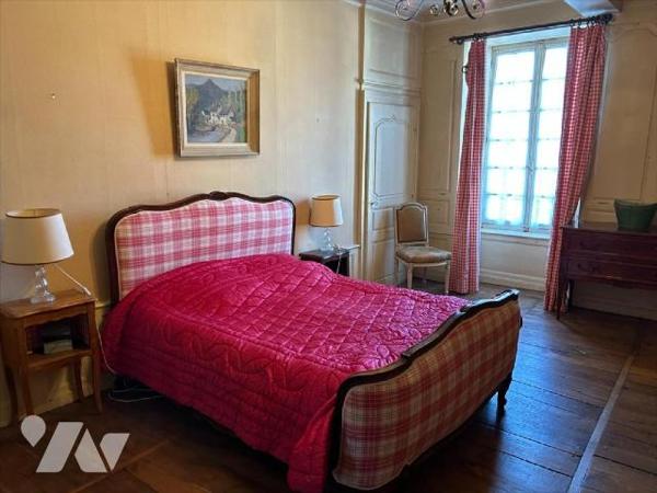 AURILLAC, centre historique, maison d'habitation comprenant RDC entrée avec ascenseur, deux piè...