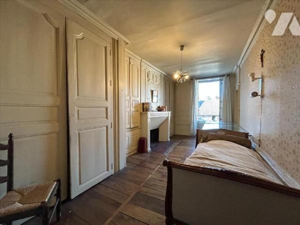 AURILLAC, centre historique, maison d'habitation comprenant RDC entrée avec ascenseur, deux piè...