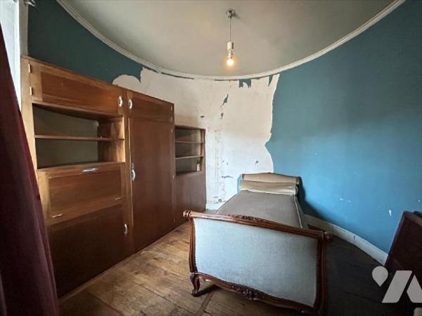 AURILLAC, centre historique, maison d'habitation comprenant RDC entrée avec ascenseur, deux piè...