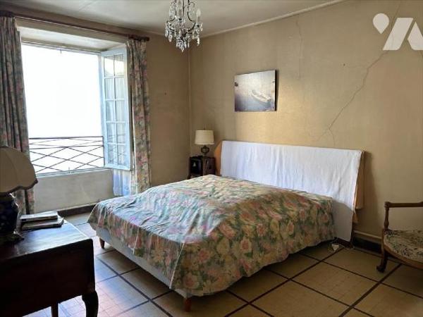 AURILLAC, centre historique, maison d'habitation comprenant RDC entrée avec ascenseur, deux piè...