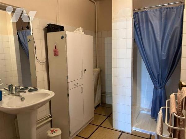 AURILLAC, centre historique, maison d'habitation comprenant RDC entrée avec ascenseur, deux piè...