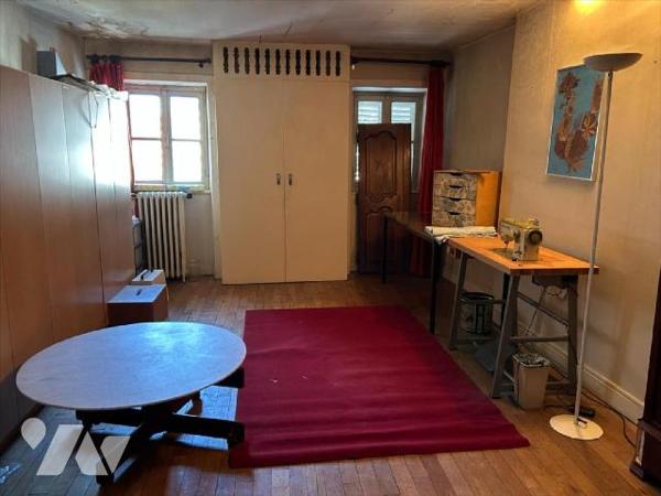 AURILLAC, centre historique, maison d'habitation comprenant RDC entrée avec ascenseur, deux piè...