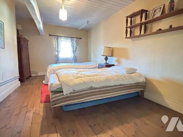 AURILLAC, centre historique, maison d'habitation comprenant RDC entrée avec ascenseur, deux piè...