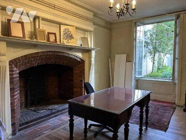 AURILLAC, centre historique, maison d'habitation comprenant RDC entrée avec ascenseur, deux piè...