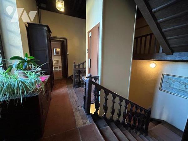 AURILLAC, centre historique, maison d'habitation comprenant RDC entrée avec ascenseur, deux piè...