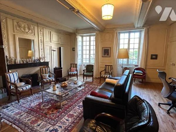 AURILLAC, centre historique, maison d'habitation comprenant RDC entrée avec ascenseur, deux piè...