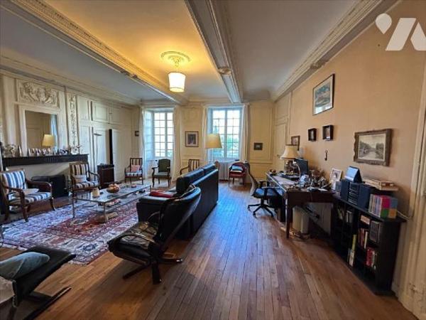 AURILLAC, centre historique, maison d'habitation comprenant RDC entrée avec ascenseur, deux piè...