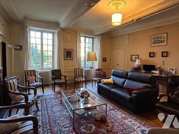 AURILLAC, centre historique, maison d'habitation comprenant RDC entrée avec ascenseur, deux piè...