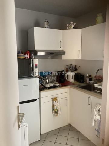 Bel appartement de deux pièces 48 m² environ, comprenant entrée, séjour, chambre, cuisine, salle d'eau, WC, loggia, situé au sein de la résidence services pour seniors les Hespérides à Versailles. Une cave et une place de parking complètent ce bien.