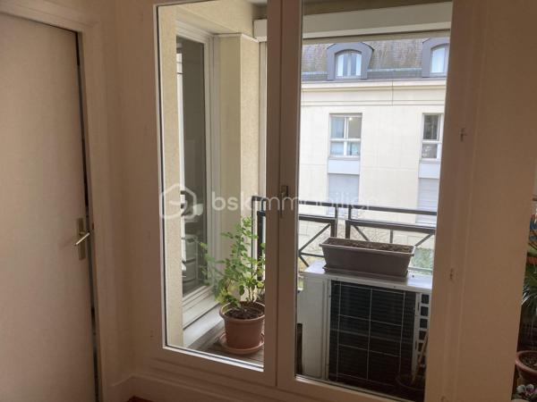 Bel appartement de deux pièces 48 m² environ, comprenant entrée, séjour, chambre, cuisine, salle d'eau, WC, loggia, situé au sein de la résidence services pour seniors les Hespérides à Versailles. Une cave et une place de parking complètent ce bien.
