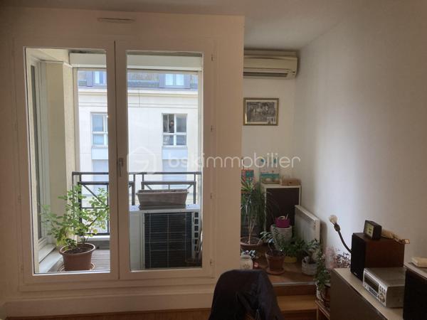 Bel appartement de deux pièces 48 m² environ, comprenant entrée, séjour, chambre, cuisine, salle d'eau, WC, loggia, situé au sein de la résidence services pour seniors les Hespérides à Versailles. Une cave et une place de parking complètent ce bien.
