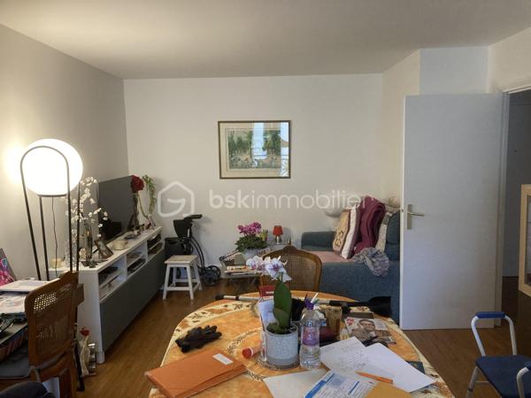 Bel appartement de deux pièces 48 m² environ, comprenant entrée, séjour, chambre, cuisine, salle d'eau, WC, loggia, situé au sein de la résidence services pour seniors les Hespérides à Versailles. Une cave et une place de parking complètent ce bien.