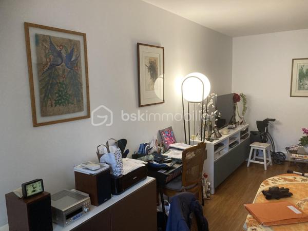 Bel appartement de deux pièces 48 m² environ, comprenant entrée, séjour, chambre, cuisine, salle d'eau, WC, loggia, situé au sein de la résidence services pour seniors les Hespérides à Versailles. Une cave et une place de parking complètent ce bien.