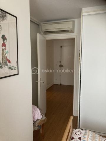 Bel appartement de deux pièces 48 m² environ, comprenant entrée, séjour, chambre, cuisine, salle d'eau, WC, loggia, situé au sein de la résidence services pour seniors les Hespérides à Versailles. Une cave et une place de parking complètent ce bien.