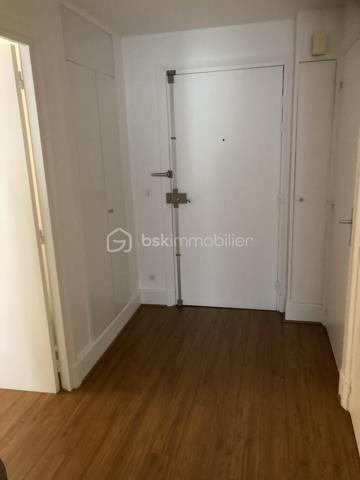 Bel appartement de deux pièces 48 m² environ, comprenant entrée, séjour, chambre, cuisine, salle d'eau, WC, loggia, situé au sein de la résidence services pour seniors les Hespérides à Versailles. Une cave et une place de parking complètent ce bien.