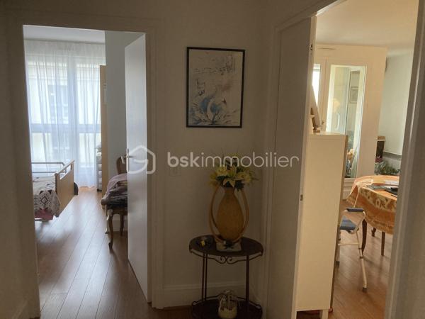 Bel appartement de deux pièces 48 m² environ, comprenant entrée, séjour, chambre, cuisine, salle d'eau, WC, loggia, situé au sein de la résidence services pour seniors les Hespérides à Versailles. Une cave et une place de parking complètent ce bien.