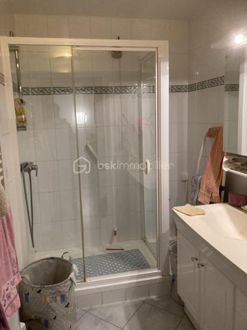 Bel appartement de deux pièces 48 m² environ, comprenant entrée, séjour, chambre, cuisine, salle d'eau, WC, loggia, situé au sein de la résidence services pour seniors les Hespérides à Versailles. Une cave et une place de parking complètent ce bien.