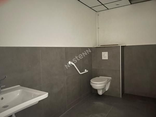 Saint-Avold: Bureaux + dépot  220m²  avec possibilité de stockage extérieur