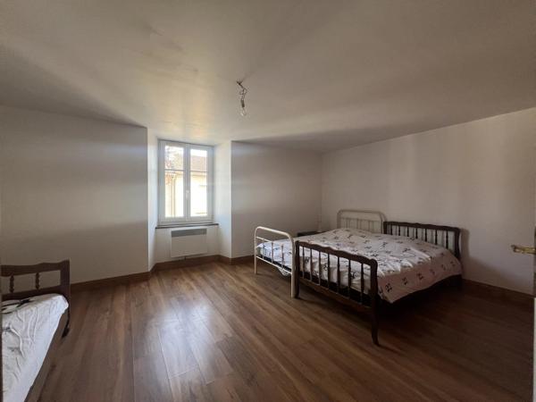 Vente                                                      Maison de village
                        
                     4 pièces                      119 m2                     à Valdivienne