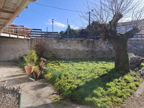 Maison spacieuse avec terrain supplémentaire, à proximité du centre d'une ville populaire.