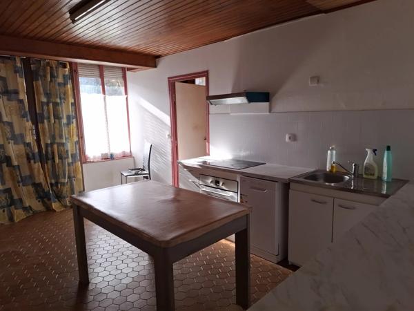 Maison spacieuse avec terrain supplémentaire, à proximité du centre d'une ville populaire.