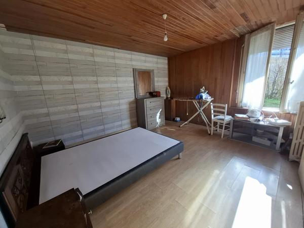 Maison spacieuse avec terrain supplémentaire, à proximité du centre d'une ville populaire.