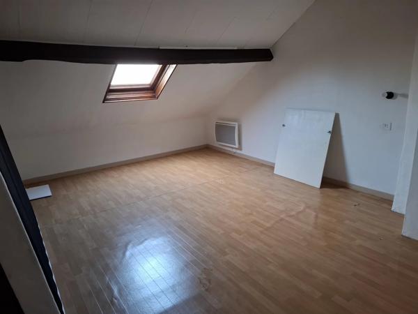 Maison spacieuse avec terrain supplémentaire, à proximité du centre d'une ville populaire.