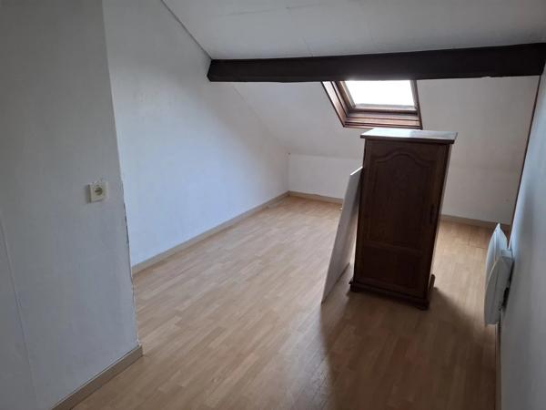 Maison spacieuse avec terrain supplémentaire, à proximité du centre d'une ville populaire.