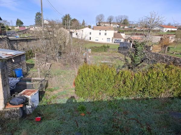 Maison spacieuse avec terrain supplémentaire, à proximité du centre d'une ville populaire.