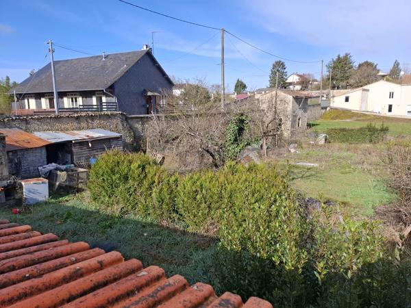 Maison spacieuse avec terrain supplémentaire, à proximité du centre d'une ville populaire.