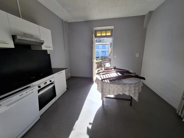 Maison spacieuse avec terrain supplémentaire, à proximité du centre d'une ville populaire.
