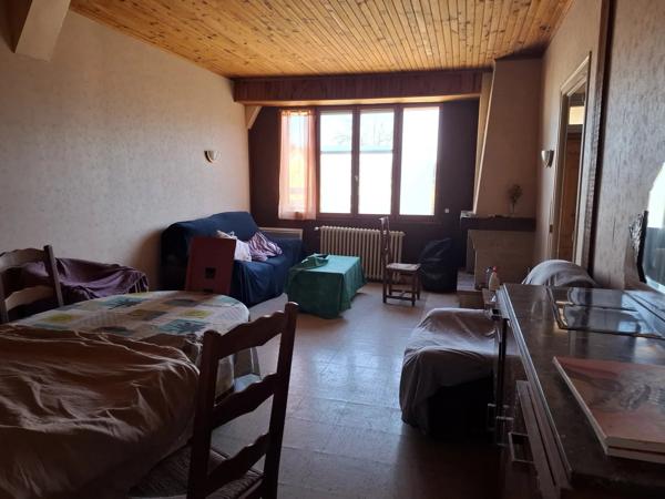 Maison spacieuse avec terrain supplémentaire, à proximité du centre d'une ville populaire.