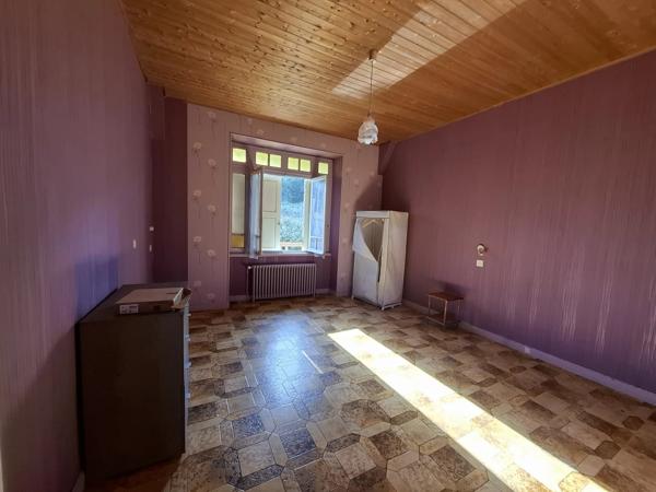 Maison spacieuse avec terrain supplémentaire, à proximité du centre d'une ville populaire.