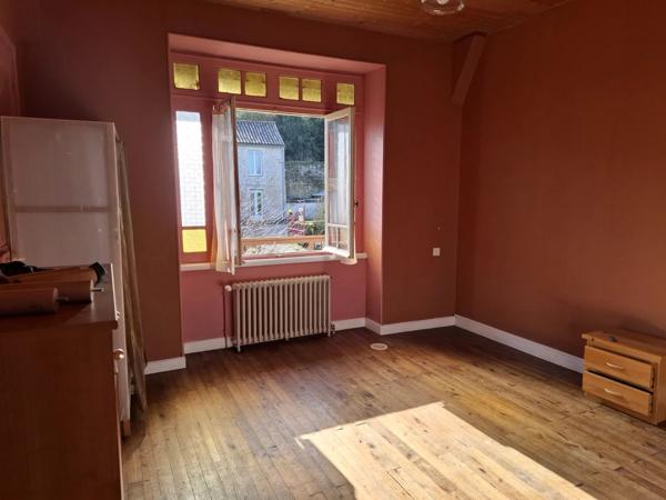 Maison spacieuse avec terrain supplémentaire, à proximité du centre d'une ville populaire.