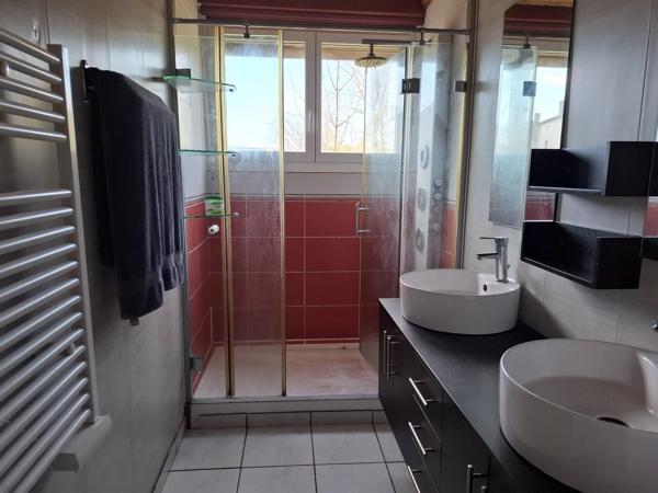 Maison spacieuse avec terrain supplémentaire, à proximité du centre d'une ville populaire.