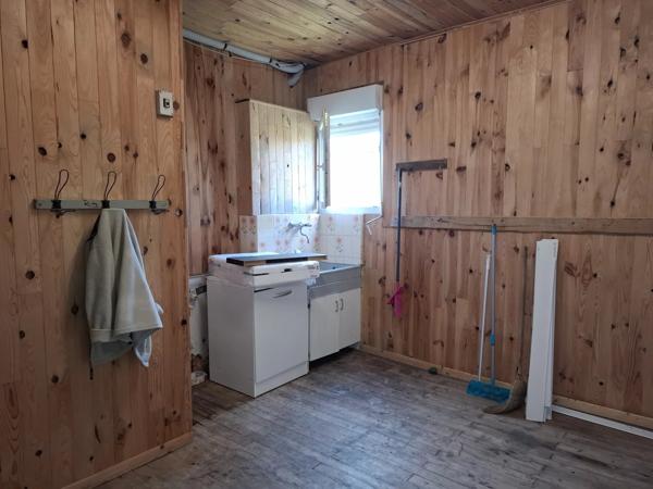 Maison spacieuse avec terrain supplémentaire, à proximité du centre d'une ville populaire.
