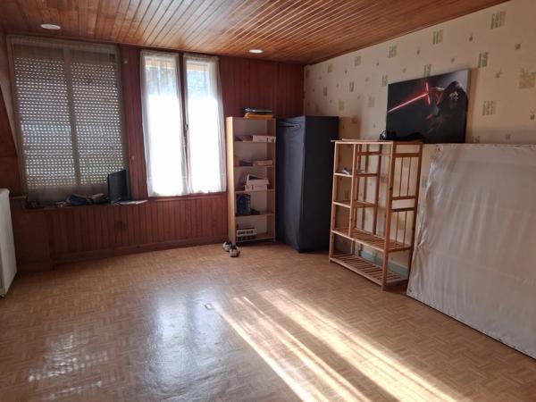 Maison spacieuse avec terrain supplémentaire, à proximité du centre d'une ville populaire.