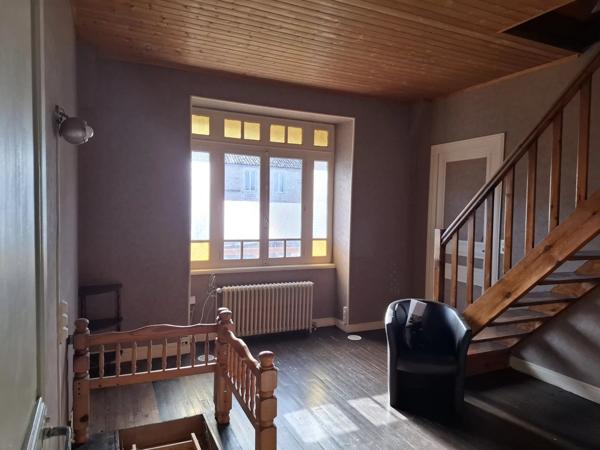 Maison spacieuse avec terrain supplémentaire, à proximité du centre d'une ville populaire.