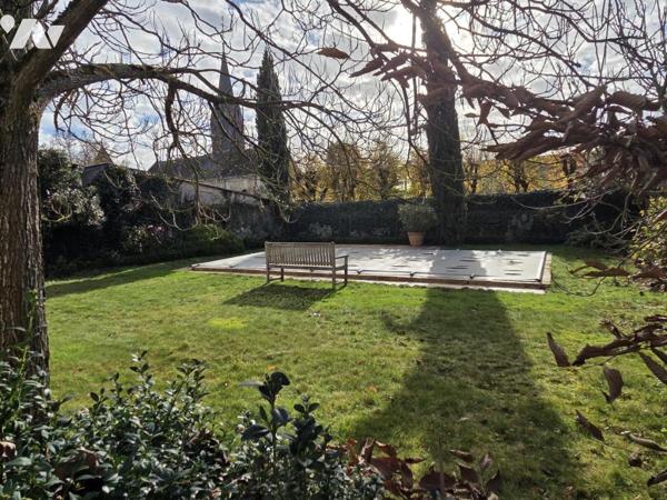 Maison de caractère située en centre ville, 218m² habitables, 6 chambres, piscine chauffée.