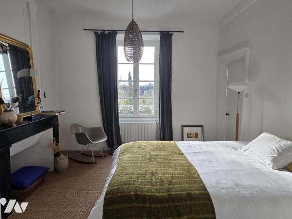 Maison de caractère située en centre ville, 218m² habitables, 6 chambres, piscine chauffée.